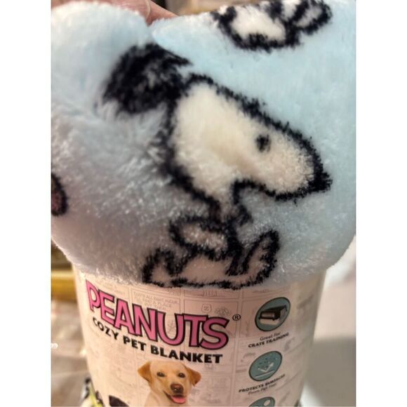 Peanuts Snoopy Easter Pet Blanket 40in x 50in (101.6cm x 127cm) - Picture 4 of 4